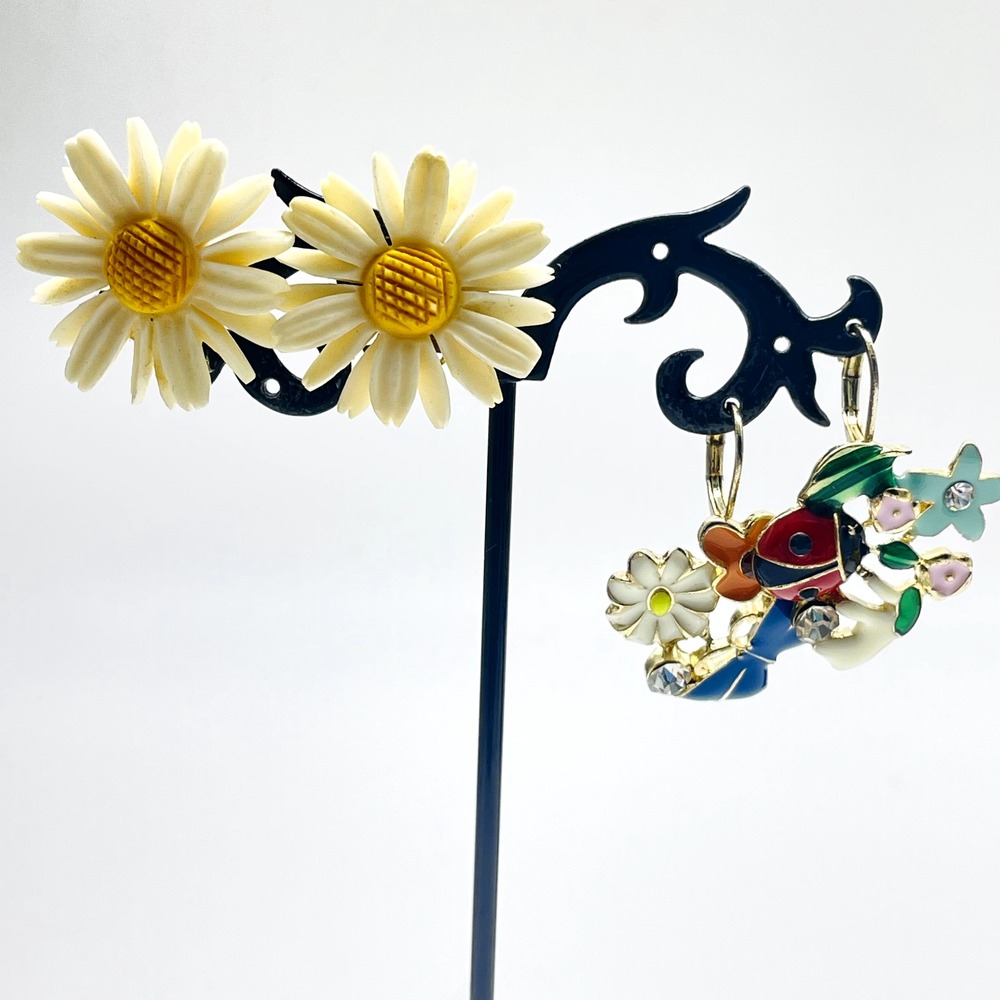Vintage Earrings Lot of 2 Bug Floral Daisy Enamel Flower Statement Retro - Picture 7 of 16